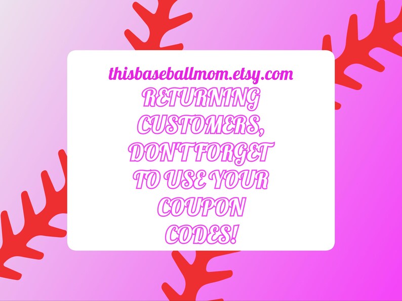 K&ouml;nnte beinhalten: Rosa-wei&szlig;es Grafik mit roten Baseballn&auml;hten. Der Text lautet: "thisbaseballmom.etsy.com RETURNING CUSTOMERS, DON'T FORGET TO USE YOUR COUPON CODES!"