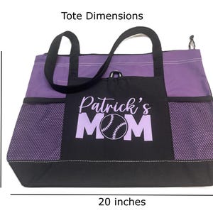 K&ouml;nnte beinhalten: Lila und schwarze Tragetasche mit einem Netzfach und einem schwarzen Fach mit dem Text "Patrick's MOM" in lila Buchstaben und einer Baseballgrafik. Die Tragetasche ist 35,56 cm hoch und 50,8 cm breit.