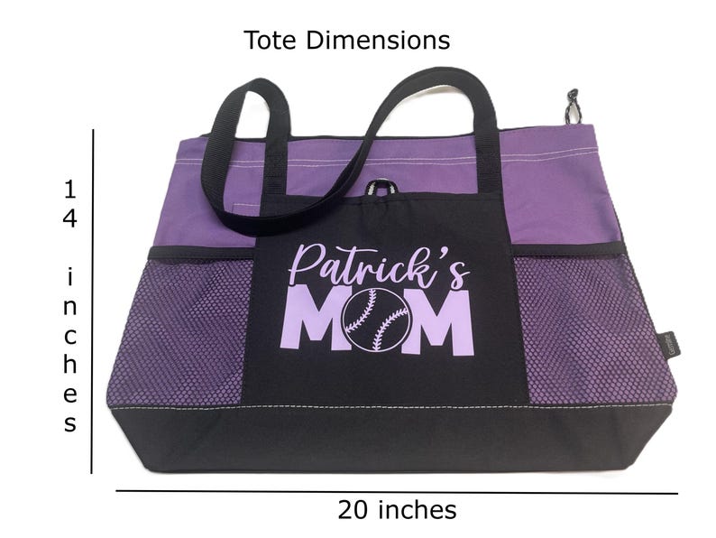 K&ouml;nnte beinhalten: Lila und schwarze Tragetasche mit einem Netzfach und einem schwarzen Fach mit dem Text "Patrick's MOM" in lila Buchstaben und einer Baseballgrafik. Die Tragetasche ist 35,56 cm hoch und 50,8 cm breit.