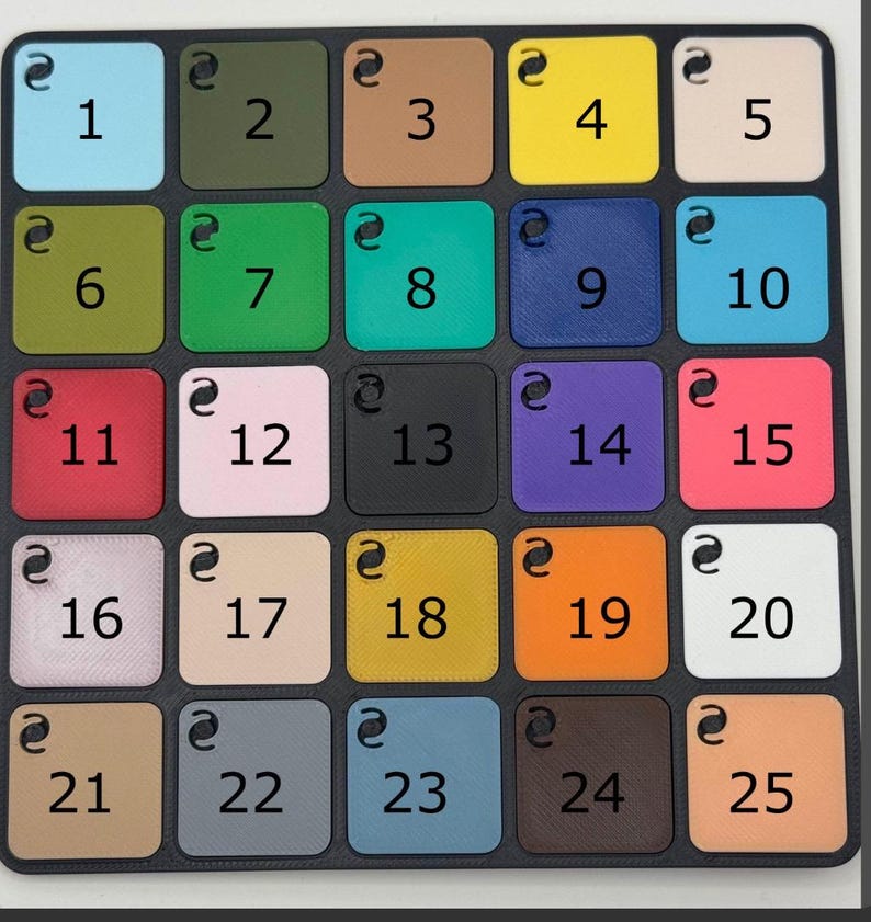 Puede incluir: Una paleta de colores cuadrada con 25 muestras de colores numeradas. Los colores incluyen azul claro, verde oliva, marr&oacute;n, amarillo, beige, verde lima, verde esmeralda, verde azulado, azul marino y azul claro. Otros colores son rojo, rosa claro, negro, morado y rosa fuerte.