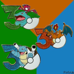 Op de afbeelding: Drie emaille pins met Pokémon-personages: Venusaur, Charizard en Blastoise. Elke pin heeft een glitterend nummer "3" en een wit en zwart Poké Ball-ontwerp. De achtergrond is verdeeld in groene, oranje en blauwe secties.