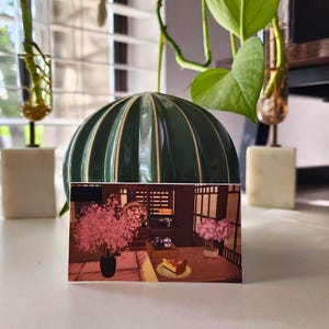 Sticker Cherry Blossom Nook – serene Japanse interieurvinylsticker | Rustige esthetiek voor tijdschriften en laptops