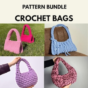 Op de afbeelding: Afbeelding van een patroonbundel voor haaktassen. De afbeelding toont vier verschillende haaktassen in verschillende kleuren: roze, fuchsia, lichtblauw, paars en een roze en bordeauxrode mix. De tassen hebben verschillende vormen en handvatstijlen, die de verscheidenheid aan ontwerpen laten zien.