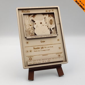 Pikachu Pokémon - Tarjeta de madera - 025 - 58/102 - Archivos de corte láser para madera - ¡Sólo archivo de corte láser SVG/AI/DXF! + Soporte libre