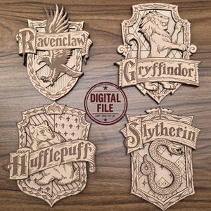 Puede incluir: Cuatro escudos de madera cortados con láser con los nombres Ravenclaw, Gryffindor, Hufflepuff y Slytherin, cada uno con su emblema animal. Un sello circular en el centro dice DIGITAL FILE DXF SVG AI LB.