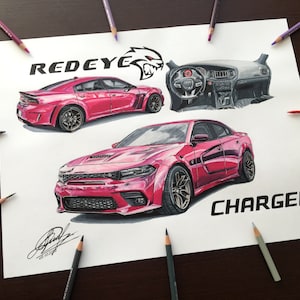 Op de afbeelding: Een handgetekende illustratie van een roze Dodge Charger Redeye. De illustratie toont twee weergaven van de auto, een van de zijkant en een van de voorkant. De naam van de auto, "Charger", staat in zwarte letters onder de voorste weergave.