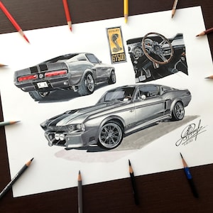 Puede incluir: Una ilustración dibujada a mano de un Ford Mustang Shelby GT500 plateado. El dibujo presenta tres ángulos diferentes del coche, incluyendo un primer plano del interior. El dibujo está firmado por el artista y fechado en 2023.