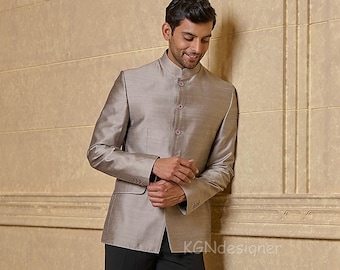 Costume jodhpuri en soie grise avec pantalon pour un look classique riche pour une fête, un mariage, des fiançailles, une réception, une fête traditionnelle, un bal de promo (2 pièces)