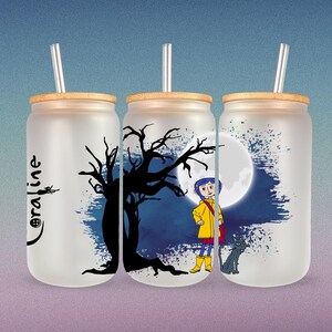 Pu&ograve; includere: Tre bicchieri di vetro smerigliato con coperchi in bamb&ugrave; e cannucce. Ogni bicchiere presenta un design diverso dal film Coraline. Un bicchiere ha una silhouette nera di un albero, un altro ha un albero con uno sfondo blu e bianco, e il terzo ha una luna e una ragazza con un impermeabile giallo.