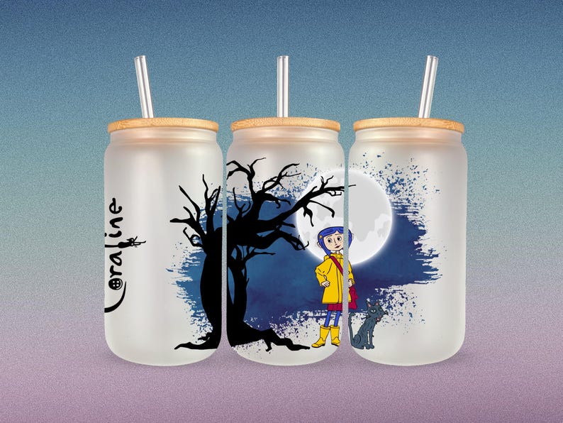 Pu&ograve; includere: Tre bicchieri di vetro smerigliato con coperchi in bamb&ugrave; e cannucce. Ogni bicchiere presenta un design diverso dal film Coraline. Un bicchiere ha una silhouette nera di un albero, un altro ha un albero con uno sfondo blu e bianco, e il terzo ha una luna e una ragazza con un impermeabile giallo.
