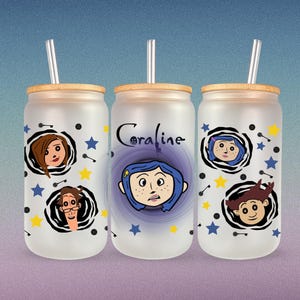 Pu&ograve; includere: Tre bicchieri di vetro smerigliato con coperchi in bamb&ugrave; e cannucce. Ogni bicchiere presenta un personaggio diverso dal film Coraline. Il bicchiere centrale ha la scritta "Coraline" stampata.