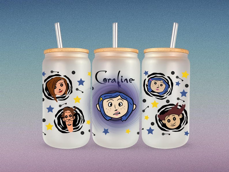 Pu&ograve; includere: Tre bicchieri di vetro smerigliato con coperchi in bamb&ugrave; e cannucce. Ogni bicchiere presenta un personaggio diverso dal film Coraline. Il bicchiere centrale ha la scritta "Coraline" stampata.