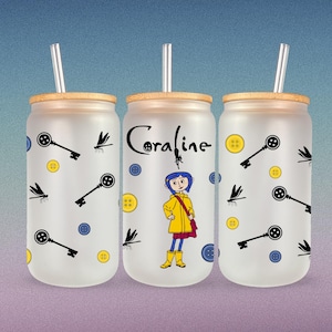 Pu&ograve; includere: Tre bicchieri di vetro smerigliato con coperchi e cannucce. Ogni bicchiere presenta un design diverso. Uno ha un'illustrazione in bianco e nero di una chiave e una libellula. Un altro ha la parola "Coraline" in testo nero e un'illustrazione in bianco e nero di una ragazza con i capelli rossi che indossa una giacca gialla. Il terzo bicchiere ha un'illustrazione in bianco e nero di una chiave e una libellula.