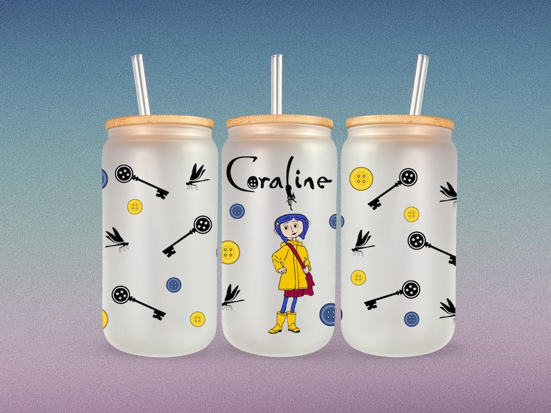 Pu&ograve; includere: Tre bicchieri di vetro smerigliato con coperchi e cannucce. Ogni bicchiere presenta un design diverso. Uno ha un'illustrazione in bianco e nero di una chiave e una libellula. Un altro ha la parola "Coraline" in testo nero e un'illustrazione in bianco e nero di una ragazza con i capelli rossi che indossa una giacca gialla. Il terzo bicchiere ha un'illustrazione in bianco e nero di una chiave e una libellula.