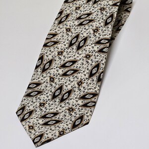 Corbata Vintage unisex
Diseño de estampado geometrico en color pastel .
Material 100% seda ancho medio.