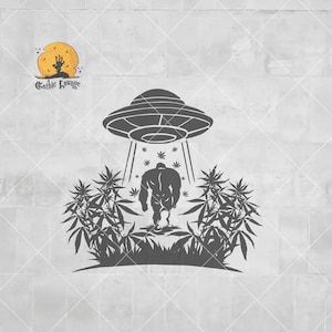 Peut inclure: Une silhouette noire et blanche d'une personne s'éloignant d'un OVNI, entourée de plants de marijuana. Le texte "Gothic Lounge" est visible dans le coin supérieur gauche de l'image.