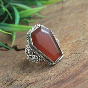 Anello in argento sterling fatto a mano con corniola a forma di bara / Anello con dichiarazione gotica Boho / Gioiello con pietre preziose unico / Regalo per lei