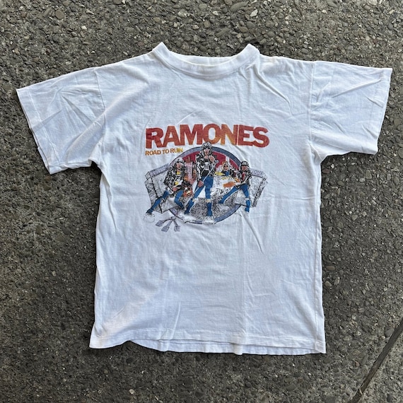 Ramones - EXTREMELY RARE Vintage 1980s “road to Ruin” T-shirt (B1