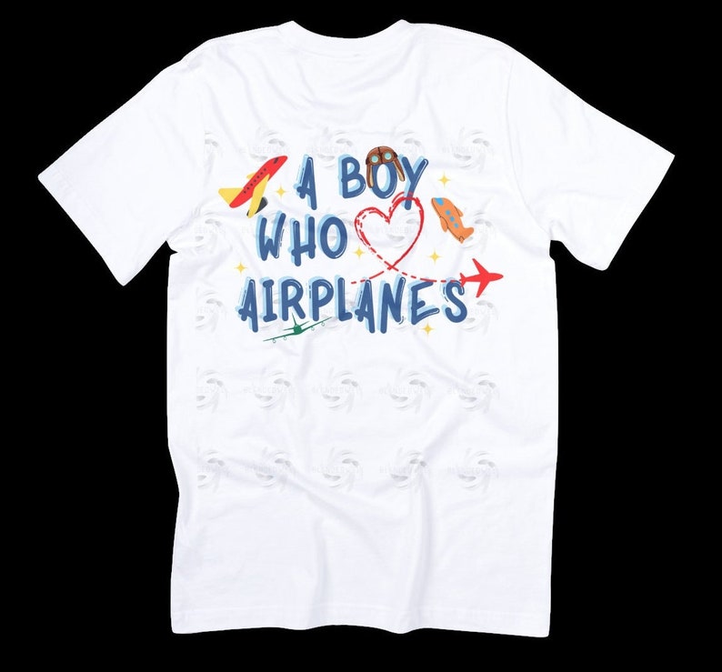 Pu&ograve; includere: Maglietta bianca con una grafica blu e rossa che dice "A Boy Who Loves Airplanes". La grafica include un cuore con ali di aeroplano e un cappello da pilota.
