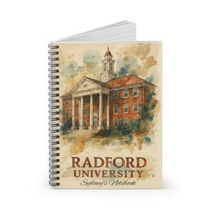 Peut inclure: Cahier à spirales avec une illustration à l'aquarelle du bâtiment principal de l'Université Radford. La couverture affiche le nom de l'université en texte marron, avec "Sydney's Notebook" en dessous. Le bâtiment est représenté dans des tons de marron, beige et bleu.
