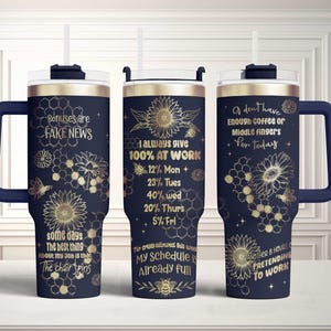 Pode incluir: Caneca térmica azul marinho com alça, tampa e canudo. A caneca apresenta desenhos florais dourados, abelhas e texto humorístico. A caneca tem aproximadamente 25 cm de altura.