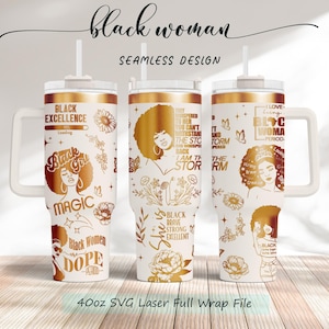 Op de afbeelding: Drie witte bekers van 1183 ml met gouden accenten en handvatten, met ontwerpen met het thema zwarte vrouwen. Elke beker heeft een ander ontwerp met tekst en illustraties, waaronder de woorden "Black Girl Magic" en "Black Excellence".