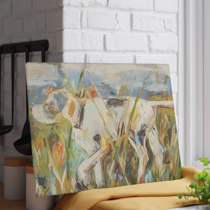 Puede incluir: Pintura al óleo sobre lienzo que representa un perro blanco con manchas marrones en un campo de hierba alta y flores silvestres. La obra de arte tiene un estilo suelto e impresionista con pinceladas visibles y una paleta de colores suaves.