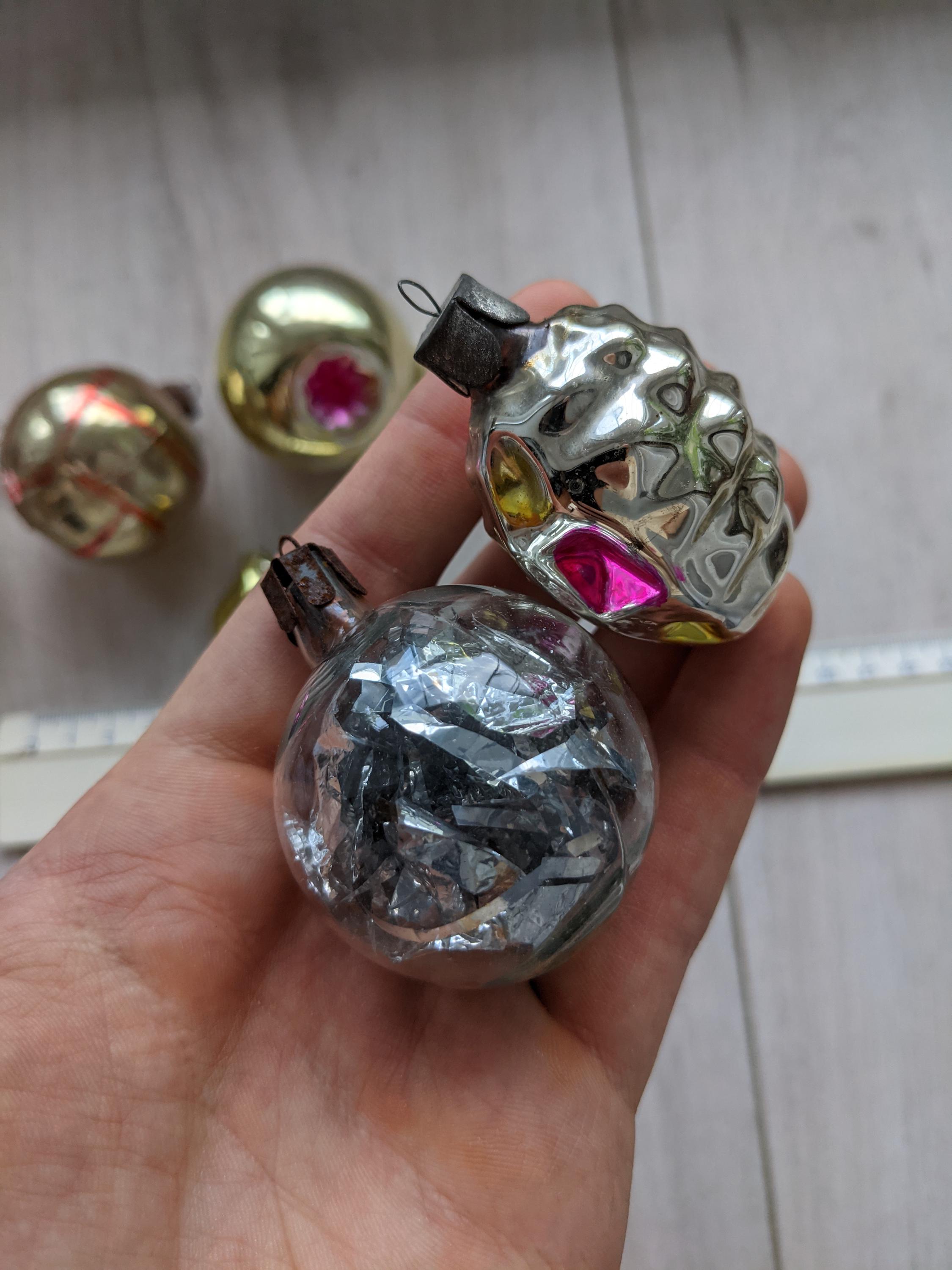 6個の小さなクリスマスオーナメントのセットガラスボール、星、ベル