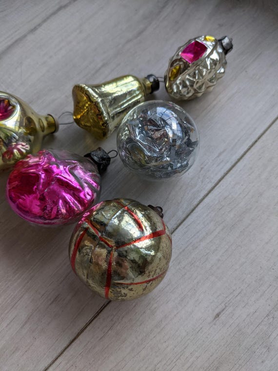 6個の小さなクリスマスオーナメントのセットガラスボール、星、ベル