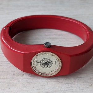Vintage damklocka Slava armband Sovjettiden, rött plastarmband ARBETARSUSSRET