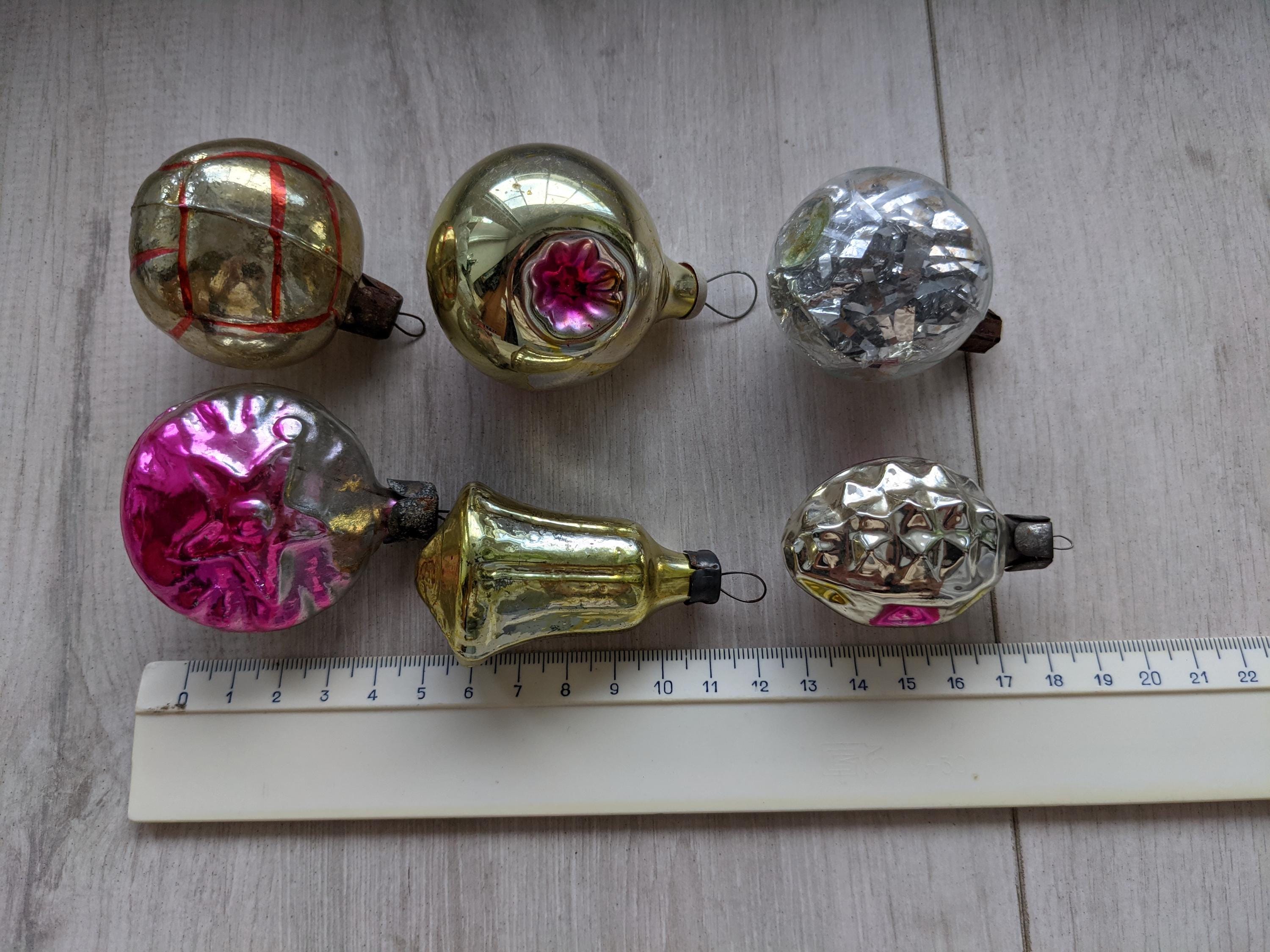 6個の小さなクリスマスオーナメントのセットガラスボール、星、ベル