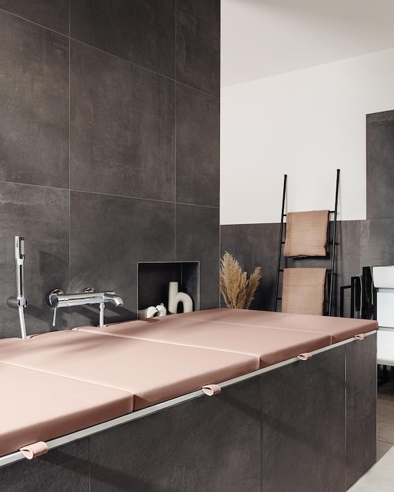 Abdeckung für die Badewanne: Luxus, Funktion und Stil vereint () Abdeckung für die Badewanne: Luxus, Funktion und Stil vereint