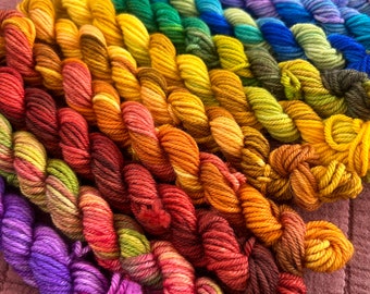 Mini-écheveaux de fils teints à la main Rainbow Mix DK, mérinos et nylon