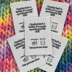 Etiquetas con instrucciones de cuidado de ropa tejida a mano de lujo «El crochet no es un pasatiempo, es una habilidad de vida postapocalíptica» x 5 etiquetas