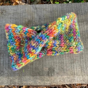 Puede incluir: Una diadema de punto colorida con un arcoíris de colores, incluyendo rosa, azul, verde, amarillo y naranja.