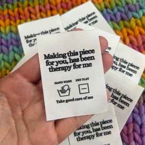 Etiquetas com instruções de lavagem para roupas artesanais em tecido: "Fazer isso para você foi terapêutico para mim" (5 unidades).