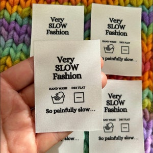 Etichette con istruzioni per la cura degli indumenti fatti a mano in tessuto "Very Slow Fashion"