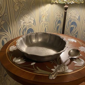 Peut inclure: Une tasse en céramique blanche avec une anse noire et l'inscription "But First, Coffee" en gras noir. La tasse est posée sur un fond flou, suggérant un cadre chaleureux.