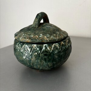 RIEDER signerad keramiklåda med lock, vintage hemlig kruka i rått stengods med grön glasyr, wabi-sabi brutalistisk keramik, unikt verk