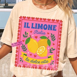 Pink Italian lemon shirt PNG design featuring bold yellow lemons, heart scalloped border, “Il Limone Italia” and “La Dolce Vita” text in retro Mediterranean style. Amalfi Coast aesthetic graphic tee design, lemoncore fashion, Italian summer shirt design, Italy vacation shirt, cute Europe travel apparel, feminine coastal citrus art, Italy lover gift, Lemon wall art, Mediterranean fruit illustration PNG clipart design.