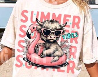 Letnie wibracje PNG, projekt letniej koszulki z motywem krowy szkockiej w stylu retro, zabawny nadruk na koszulce plażowej, letni projekt sublimacji DTF, dmuchany materac do basenu plażowego, modny