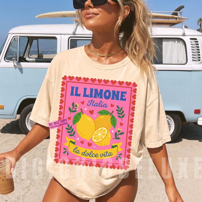 Pink Italian lemon shirt PNG design featuring bold yellow lemons, heart scalloped border, “Il Limone Italia” and “La Dolce Vita” text in retro Mediterranean style. Amalfi Coast aesthetic graphic tee design, lemoncore fashion, Italian summer shirt design, Italy vacation shirt, cute Europe travel apparel, feminine coastal citrus art, Italy lover gift, Lemon wall art, Mediterranean fruit illustration PNG clipart design.