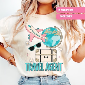 Pode incluir: Uma camiseta branca com um design de agente de viagens. O design apresenta um globo terrestre, um avião, uma mala, óculos de sol e o texto "TRAVEL AGENT".