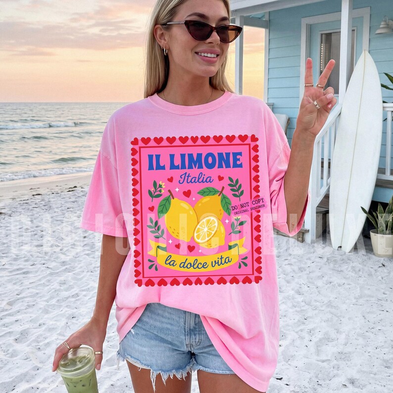 Pink Italian lemon shirt PNG design featuring bold yellow lemons, heart scalloped border, “Il Limone Italia” and “La Dolce Vita” text in retro Mediterranean style. Amalfi Coast aesthetic graphic tee design, lemoncore fashion, Italian summer shirt design, Italy vacation shirt, cute Europe travel apparel, feminine coastal citrus art, Italy lover gift, Lemon wall art, Mediterranean fruit illustration PNG clipart design.