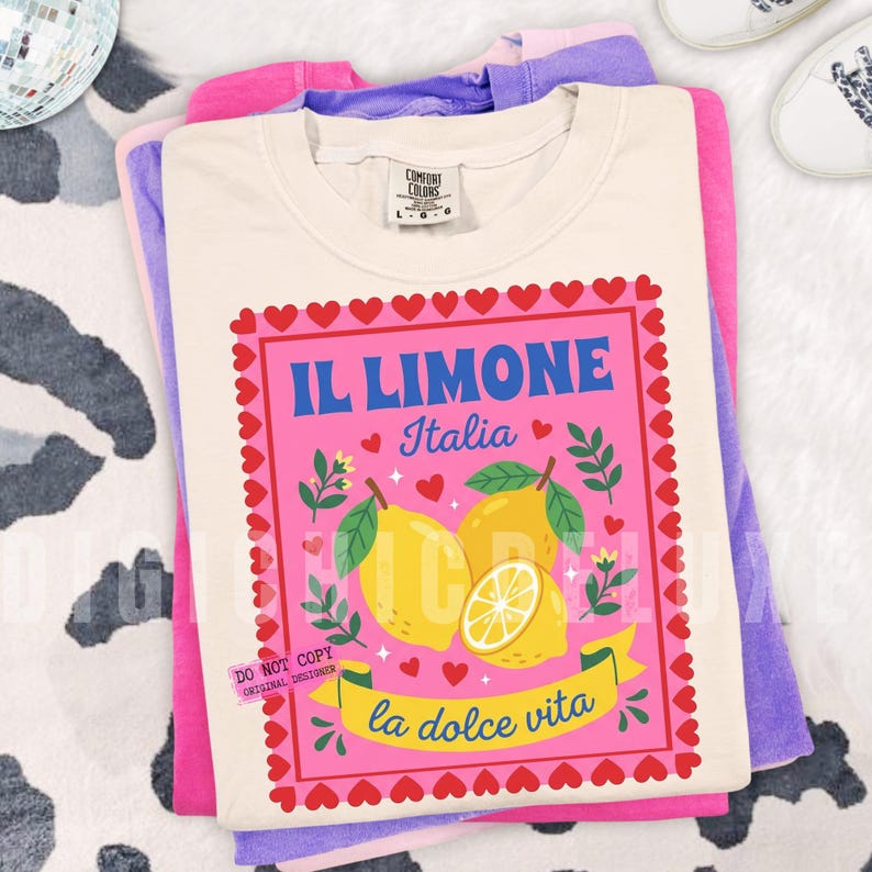 Pink Italian lemon shirt PNG design featuring bold yellow lemons, heart scalloped border, “Il Limone Italia” and “La Dolce Vita” text in retro Mediterranean style. Amalfi Coast aesthetic graphic tee design, lemoncore fashion, Italian summer shirt design, Italy vacation shirt, cute Europe travel apparel, feminine coastal citrus art, Italy lover gift, Lemon wall art, Mediterranean fruit illustration PNG clipart design.
