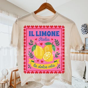 Pink Italian lemon shirt PNG design featuring bold yellow lemons, heart scalloped border, “Il Limone Italia” and “La Dolce Vita” text in retro Mediterranean style. Amalfi Coast aesthetic graphic tee design, lemoncore fashion, Italian summer shirt design, Italy vacation shirt, cute Europe travel apparel, feminine coastal citrus art, Italy lover gift, Lemon wall art, Mediterranean fruit illustration PNG clipart design.
