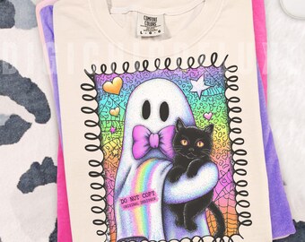 Fantasma e gato estilo preppy coquette PNG, Camiseta de Halloween PNG, Halloween feminino PNG, Temporada assustadora PNG, Fantasma fofo PNG, Design de Halloween "Boo!", Tendência