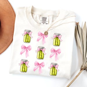 Coquette cornichon PNG, aneth avec elle png, fille qui aime les cornichons, amateur de cornichons, drôle de png rose coquette noeuds doux fille époque coquette PNG, tendance