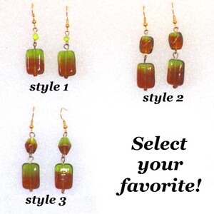 Può includere: Tre stili di orecchini con perline di vetro verde e marrone. Scegli il tuo preferito! Lo stile 1 ha una perla verde e marrone. Lo stile 2 ha due perline verdi e marroni. Lo stile 3 ha una perla verde e marrone e una perla verde.
