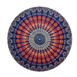 Può includere: Un arazzo rotondo con un design a mandala blu, rosso e arancione. Il mandala presenta dettagli intricati e un motivo a piume di pavone.